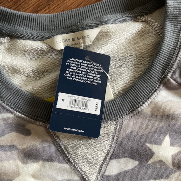🆕 Lucky Brand Camo and Stars Grey Sweatshirt - Picture 3 of 7